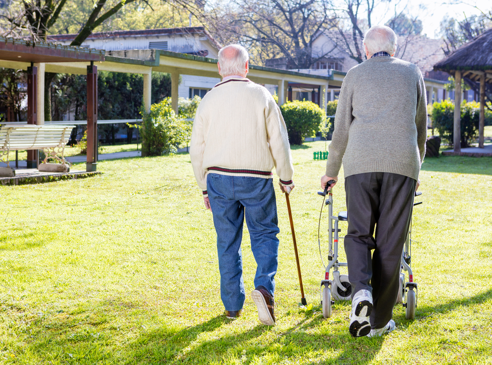 介護で歩行介助が必要になったらどうする 方法から注意点まで 素適なセカンドライフ 老人ホーム探しのお役立ち情報